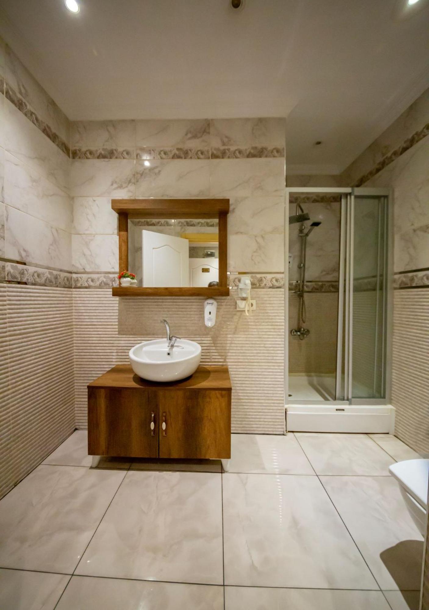 Royal Garden Suite And Hotel Istanbul Exterior photo