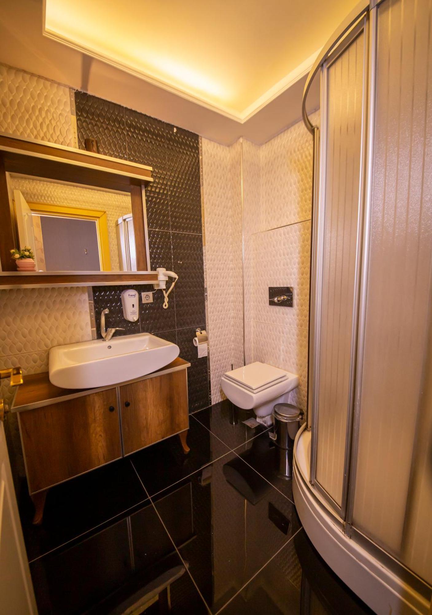 Royal Garden Suite And Hotel Istanbul Exterior photo