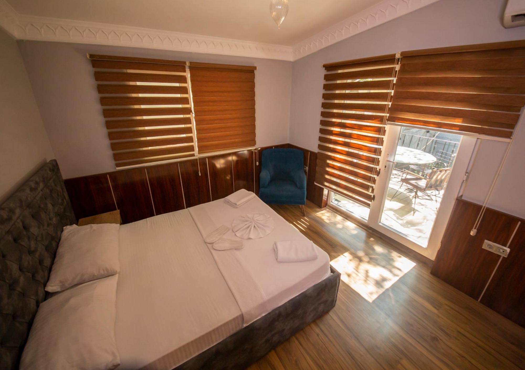 Royal Garden Suite And Hotel Istanbul Exterior photo